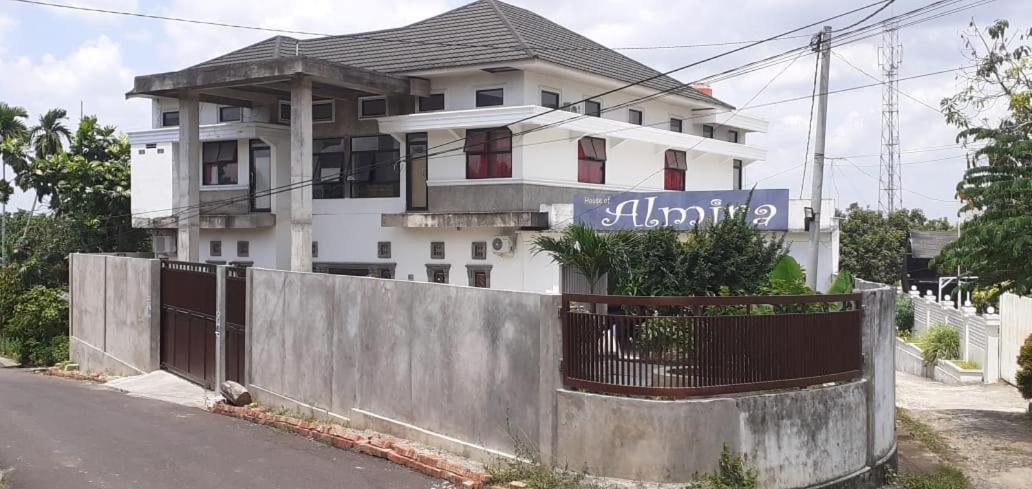 Almira Homestay Jambi Exterior foto